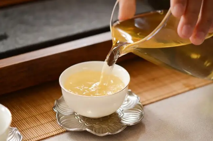 女人喝白茶好还是喝红茶好 白茶和红茶哪个更适合女士饮用